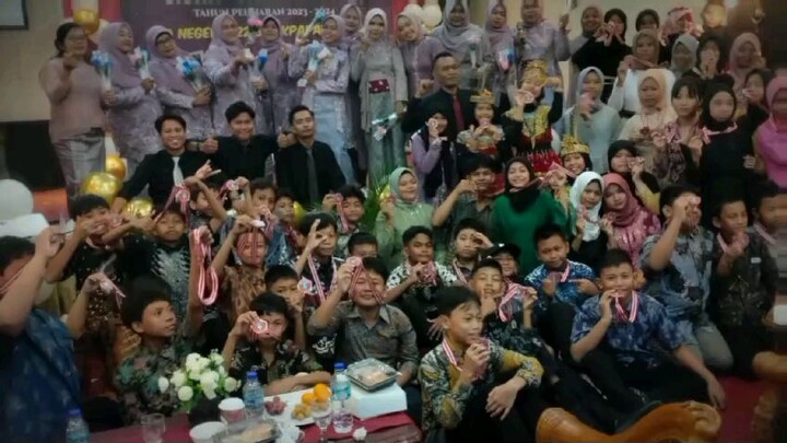 yaaaa....udah lulussehat selalu semuanya dan semoga kalian semua sukses😢😌😌