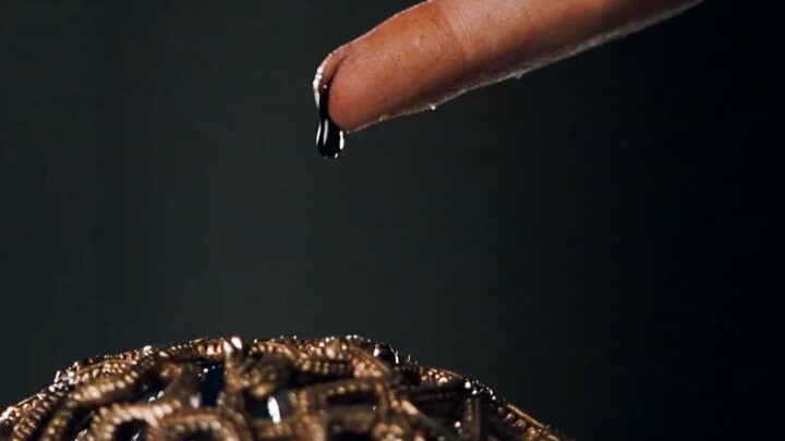 Để hồi sinh Tần Thủy Hoàng, người phụ nữ nhỏ từng giọt máu tươi lên Mắt Thần; cùng với chín rồng vàn