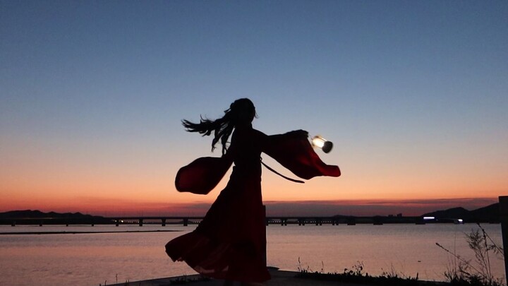 “Knowing that it cannot be obtained suddenly, I leave my echo in the sad wind.” Original choreograph