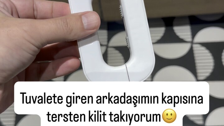 我把朋友锁在厕所里了。