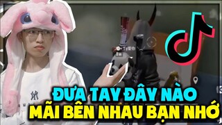 ĐƯA TAY ĐÂY NÀO MÃI BÊN NHAU BẠN NHỚ | HÙNG AKIRA XEM TIK TOK FREE FIRE