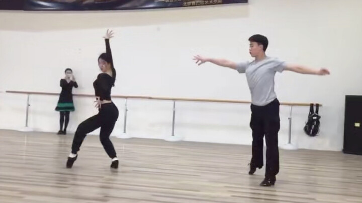 Điệu nhảy Latin cha cha đơn kết hợp đẹp mắt của nam và nữ