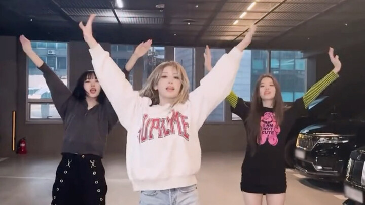 Versi Kedua｜MEOVV dan SOMI "Hands up" Cha