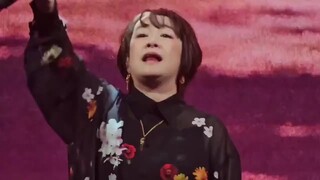 هناك نوع من اللياقة يُسمى أن تدع الآخر يُكمل غناءه.