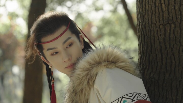 Who sits with me? The bright moon and the gentle breeze.