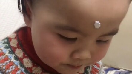 الرضيع يريد شربة، لكن الأم تصرّ على أن تتحدث له باللهجة المحلية.