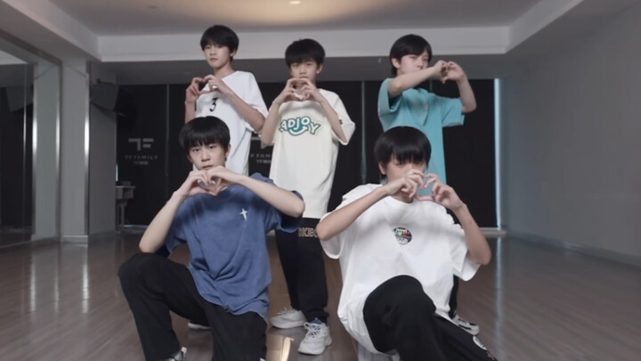 The practice room of the nation's youngest idol in the fold? Camera sense, timing, and expressivenes