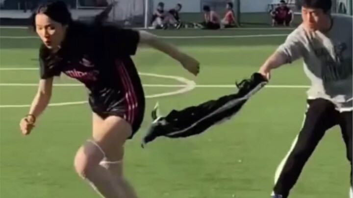 Lapangan sosial besar yang memalukan, sangat menghina!!