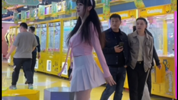 Rok pendek putih, kuncir dua, gadis Wang Xinling menantang tantangan sosial di mesin dansa