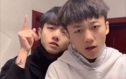 精神小伙酒吧蹦迪姿势