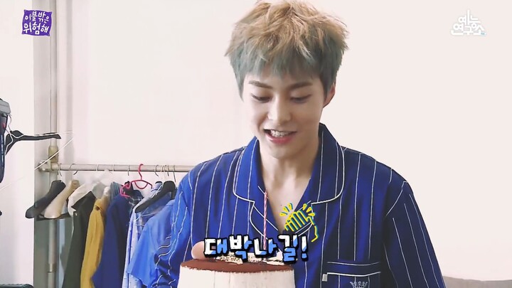 - [예능연구소 이불 밖은 위험해 스페셜] 시우민의 깜짝 미니 생일 파티 현장 EXO XIUMIN_J7X_FUq5nxo_10