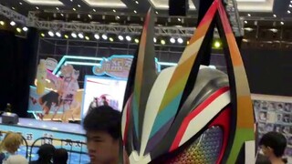 Ah? Is it true that wearing a colorful fox to a comic convention is beneficial?