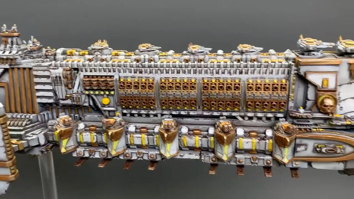 Warhammer 40K Emperor's Dream memiliki panjang total 50cm. Semua turret tertarik secara magnetis dan