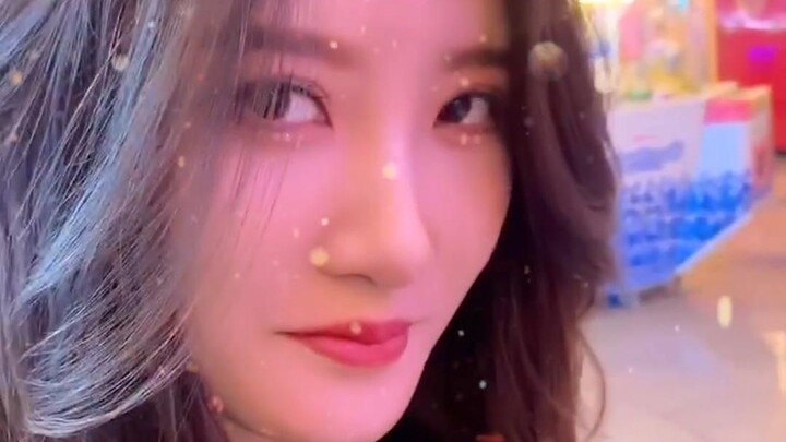 Aku juga tidak mau terpancing, tapi dia benar-benar sangat cantik.