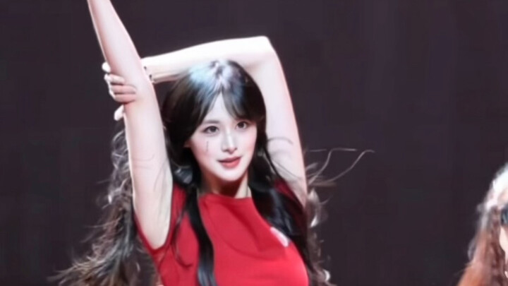 Tarian pembuka oleh 10 Penyanyi Terbaik Universitas Zhejiang, Ala Jennie