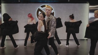 Sheva Qianqian & Manny's choreography for "Leave the door open"—the entire crew in sharp suits, thei