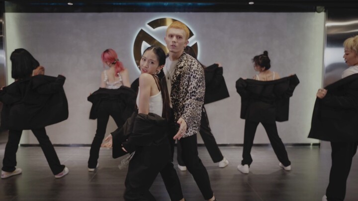 Koreografi Sheva Qianqian & Manny untuk lagu "Leave the door open", seluruh anggota tampil memukau d