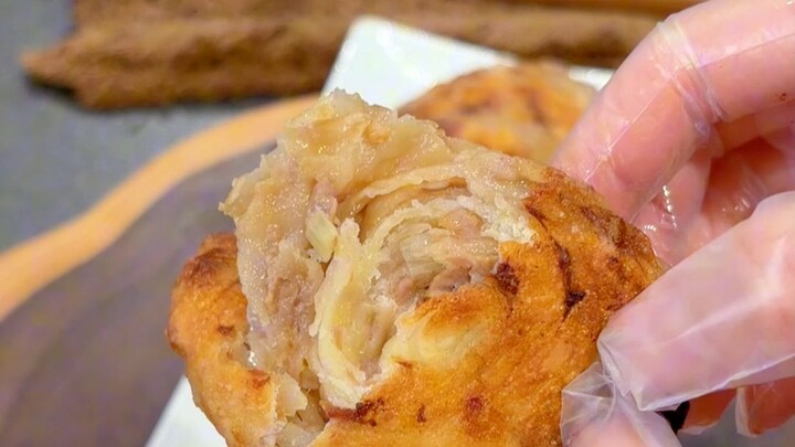 Jangan buang kulit pangsit yang tersisa! Buat saja menjadi kue lapis yang gurih, renyah, dan harum m