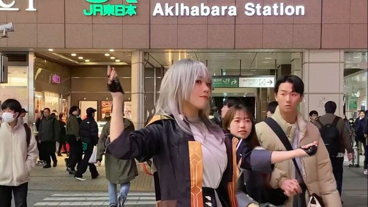 起猛了！在秋叶原看到中国女孩跳《极乐净土》