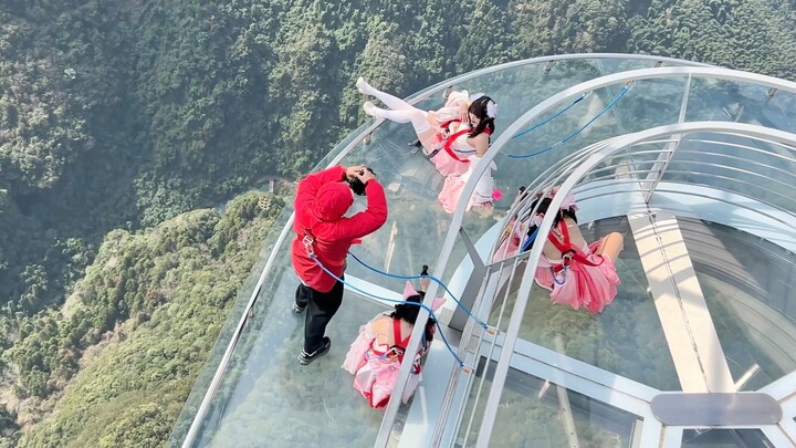 Girls bravely venture into the sky to take photos...