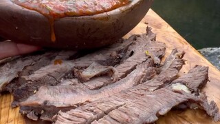 Turkish bro grills steak by the river in the wild—so authentic and refreshing!