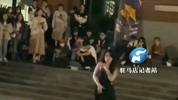 في موقع التسجيل الجديد لنادي الجامعة، أثارت فتاة عرضًا راقصًا حماس زملائها الطلاب!