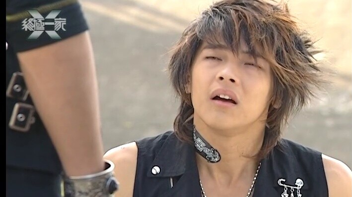 I can't stop laughing. I didn't know that there were such amazing camera moves in idol dramas back t