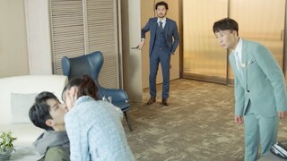 女霸總和小狼狗在辦公室裡親熱，兩人忽視眾人激情熱吻，同事們都看呆了！