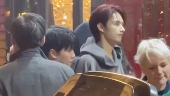 Junba brings DINO to enjoy Chinese cuisine in Paris.