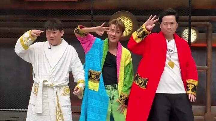 Kenji Wu dances to "Time Machine" with Sheng Yu, DP Longzhu, Morning Good, Pakete, TangoZ, Xiao Li P