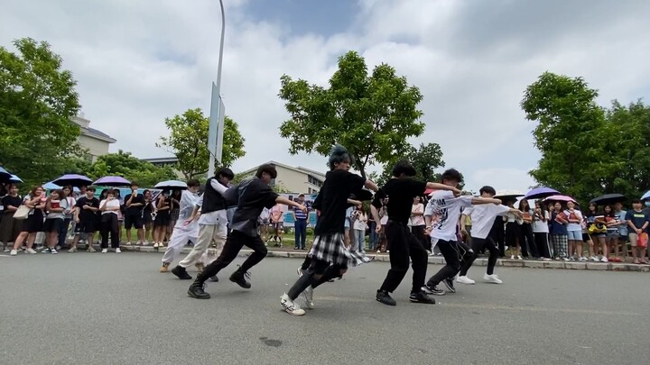 [The brothers who danced on the grass during the military training last year are back! ] Flash mob d