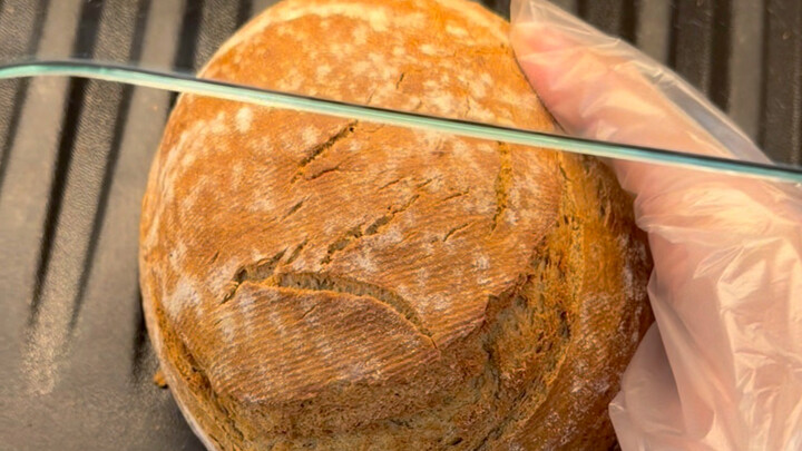 Du học sinh Trung Quốc ở Đức giết bánh mì hình tròn
