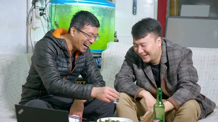 รู้ทันโลกแต่ไม่ปรับตัวให้เหมือนคนโลกหมุน ผ่านความกลมกล่อมมาจนยิ่งโหยหาความไร้เดียงสา ไม่ทำให้เพื่อนเ