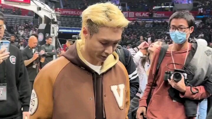 [Zhang Yixing] Invited to watch an NBA game, backstage he compares palm sizes with Kawhi Leonard.