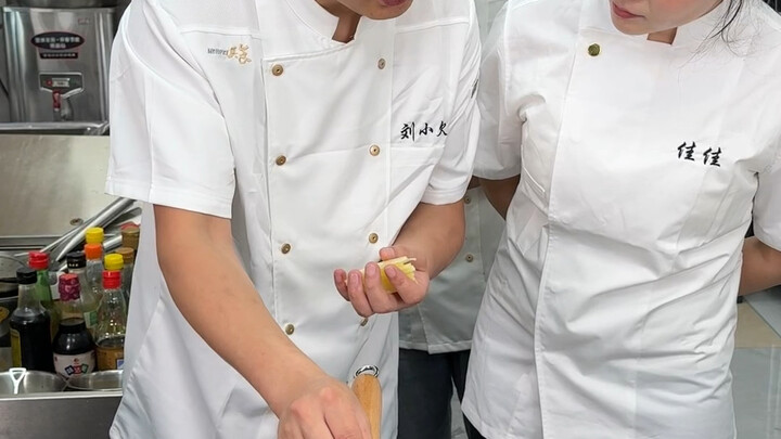 أساسيات الطبخ: تقليب الطعام بالملعقة ومراقبة حرارة الزيت — يا إخوتي وأخواتي اللي ما يتقنوا هالخطوتين