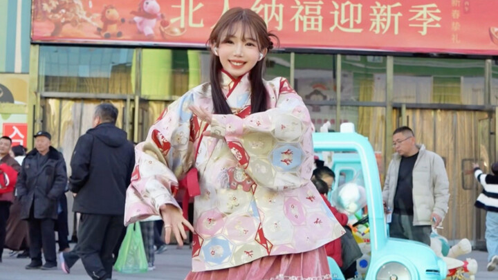 Aaa! Ba bắt con nhảy trước mặt bà con làng xóm…