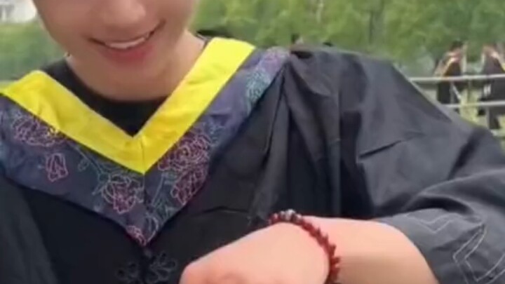 فتاة تصافح صديقها الذي تخرج للتو وتقدم له هدية، وعندما يفتحها، يظهر على وجهه الدهشة الكاملة... يبدو 