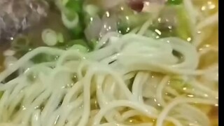 男子吃牛肉面吃出一整块肉,网友:后厨找这块肉找疯了 #搞笑