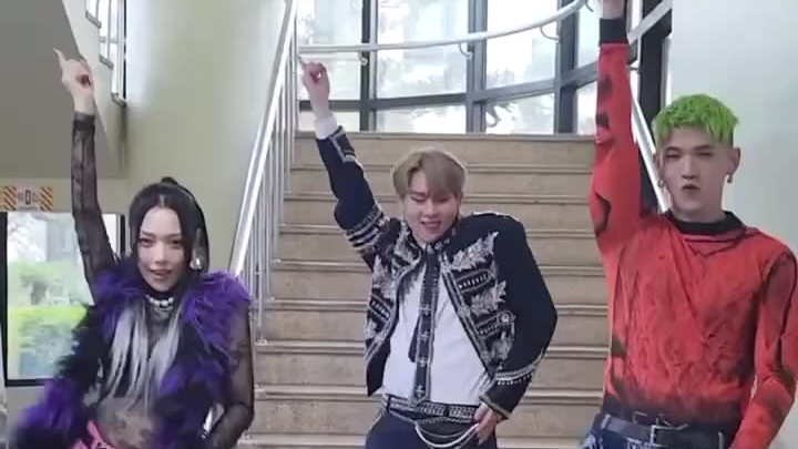 Tantangan tari KARD BM & Somin × Jooheon "ICKY" di forum KARD