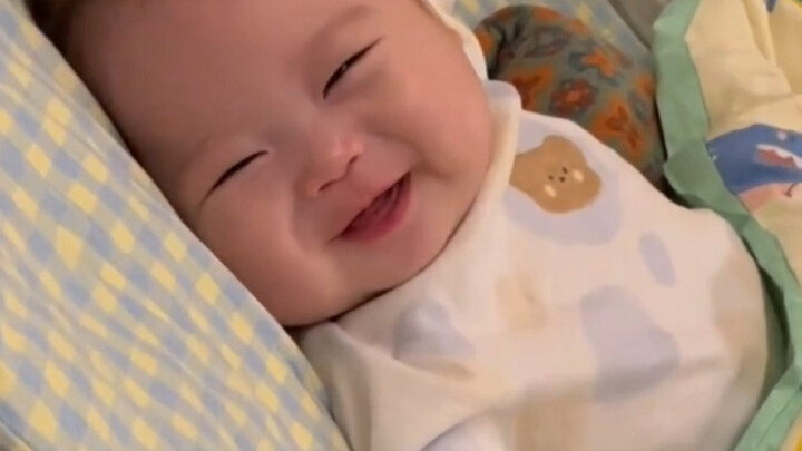 Đứa trẻ sơ sinh cố gây sự chú ý của mẹ sau khi ngủ dậy