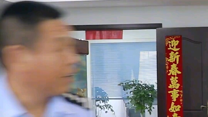 Give a thumbs-up to Master Su! The road suddenly caved in—his quick action averted a potential accid