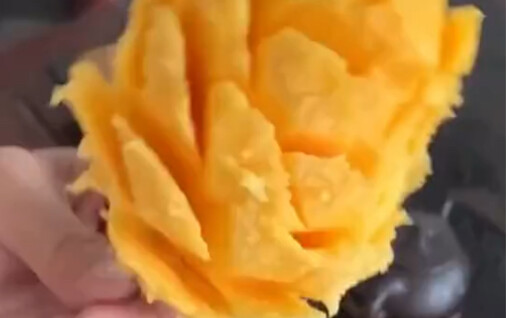 A Chaoshan guy’s mango-peeling method makes eating mangoes much more convenient.
