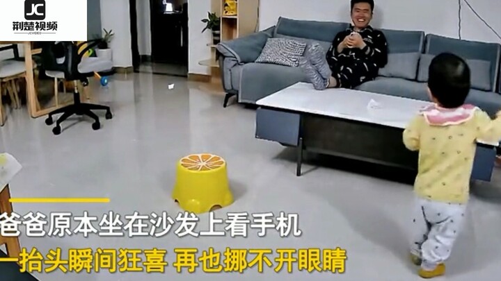 Bé chưa biết đi, nhân lúc người lớn không để ý, bỗng buông tay chân ra rồi chạy ào tới, khiến cả nhà