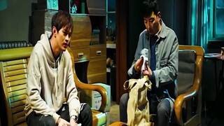 Người đàn ông với tay nghề làm tiền giả 2