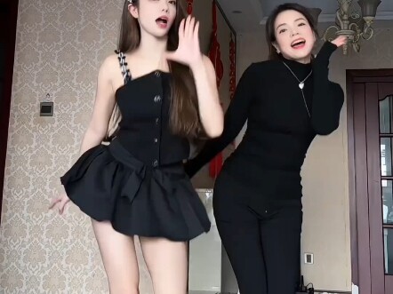 Menari erotis bersama ibu