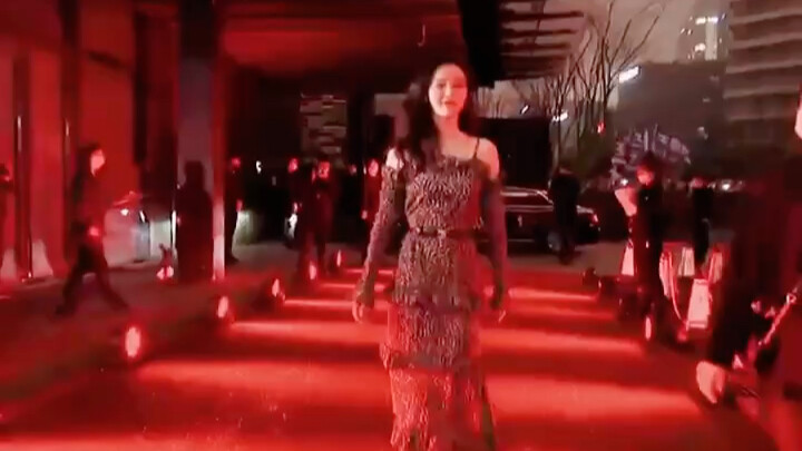 Lưu Thi Thi thật xinh đẹp khi bước đi, lắc lư, duyên dáng, tự tin và thanh lịch