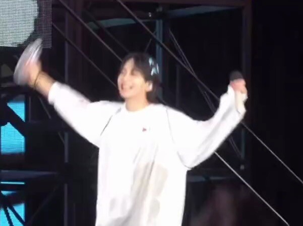 【Yoon Jeonghan】Yoon Jeonghan vui vẻ té nước một mình đến mức đáng yêu đến nỗi bị cún con ôm lấy!