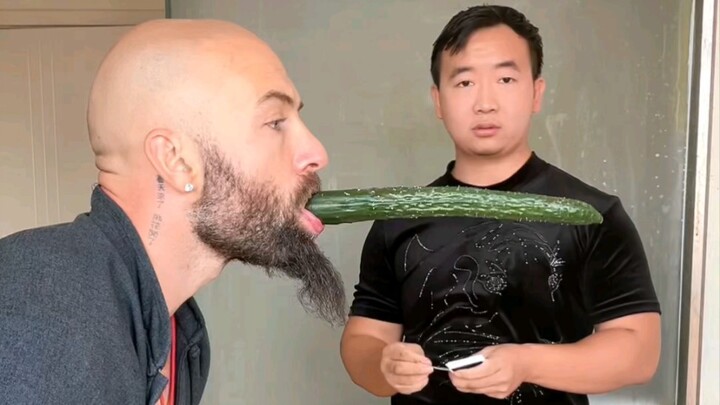 来自英国的兄弟来体验飞牌绝技
