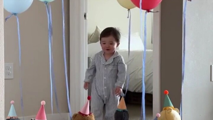 Setelah si kecil bangun tidur, muncul kejutan pertama ulang tahunnya 🎂✨