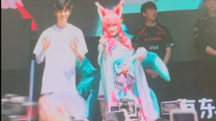 theshy กับ yagao ถูกคอสเพลย์สาวสวยจ้องมองจนขยับไม่ได้ครึ่งนาที!